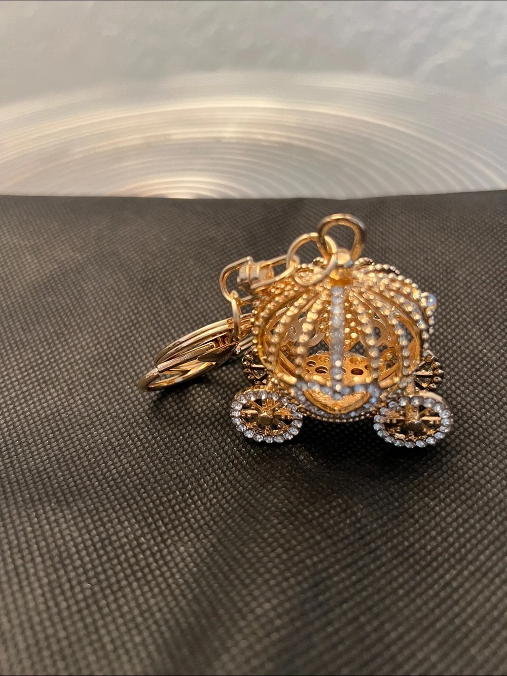 CARRIAGE KEYCHAIN